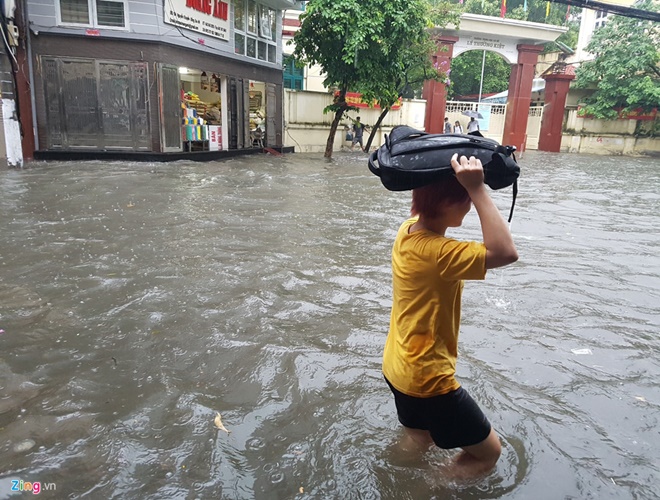 Nước ngập đến gần đầu gối và rút rất chậm ở phố Nguyễn Khuyến. (Ảnh: Zing)