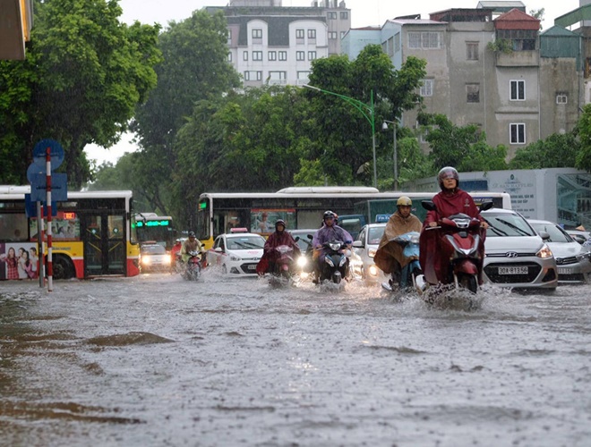 Hình ảnh phố Hàng Bài - đoạn ngã tư Hai Bà Trưng (quận Hoàn Kiếm) ngập sau trận mưa ngày 17-7-2017.