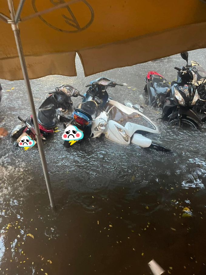 Xe máy ngập trong biển nước. 