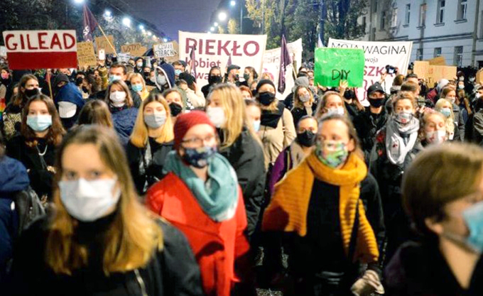 Phụ nữ Ukraine gặp khó với luật cấm phá thai của Ba Lan