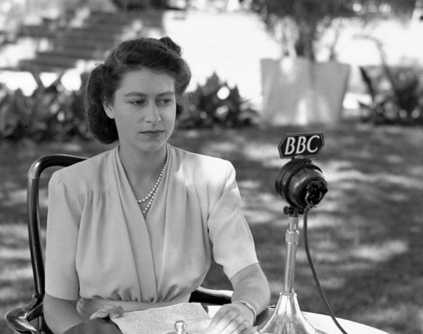   Công chúa Elizabeth phát biểu tại Cape Town, Nam Phi, vào sinh nhật thứ 21, năm 1947. Ảnh: AP  