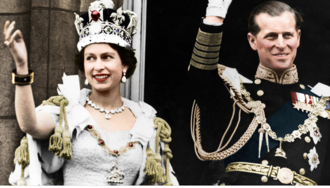   Nữ hoàng Elizabeth II và chồng là Hoàng thân Philip vẫy tay chào từ Cung điện Buckingham vào ngày đăng quang 2 tháng 6 năm 1953. Ảnh: Getty Images  