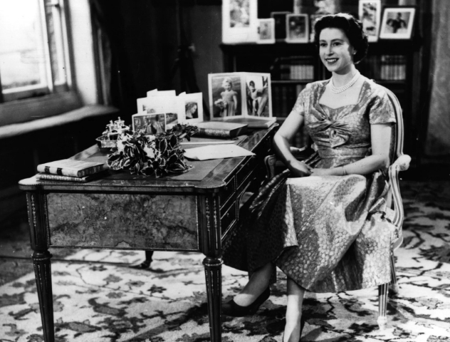  Nữ hoàng Elizabeth II mỉm cười ngay trước khi kết thúc bài phát biểu trên truyền hình vào năm 1957. Ảnh: Getty  