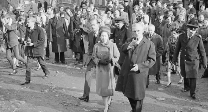   Nữ hoàng Elizabeth II và Hoàng thân Philip đến thăm Aberfan ở xứ Wales để an ủi gia đình của 144 người thiệt mạng. Ảnh: Getty  