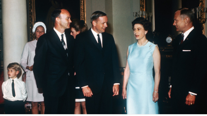   Nữ hoàng Elizabeth II gặp các phi hành gia Apollo 11, từ trái sang phải, Michael Collins, Neil Armstrong và Buzz Aldrin, tại Cung điện Buckingham. Ảnh: Bettmann  
