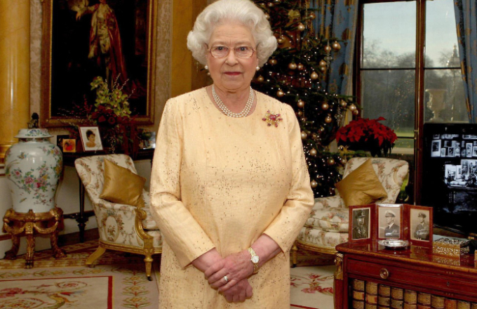   Nữ hoàng Elizabeth II gửi thông điệp ngày Giáng sinh vào năm 2007, đánh dấu 50 năm ngày bà lần đầu tiên phát biểu trên truyền hình năm vào Giáng sinh năm 1957. Ảnh: Getty  