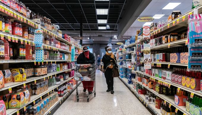 Người Mỹ chuyển sang mua thực phẩm giá rẻ vì lạm phát