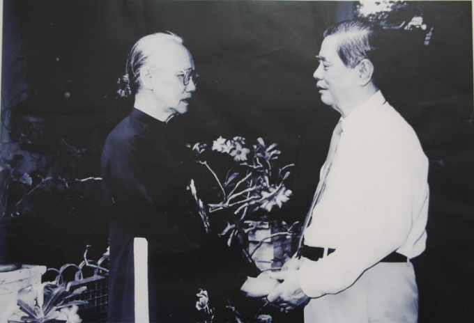   Bà Ngô Thị Huệ và người bạn đời - cố Tổng bí thư Nguyễn Văn Linh tại TP.HCM tháng 1.1989.   