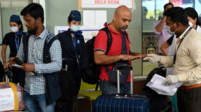   Nhân viên sân bay kiểm tra các triệu chứng đậu mùa khỉ ở một số hành khách nhập cảnh tại sân bay quốc tế Chennai (Ấn Độ) ngày 3/6  