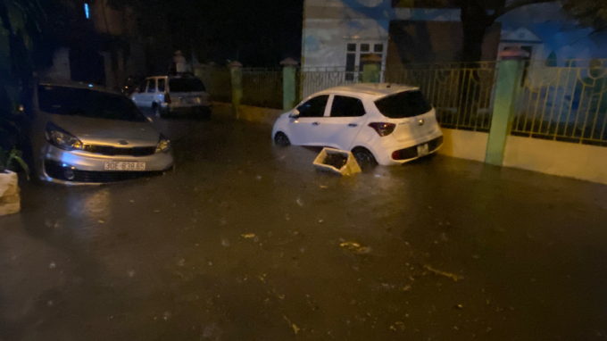 Hà Nội lại biến thành sông sau cơn mưa lớn tối 13/6, dự báo đợt mưa còn kéo dài