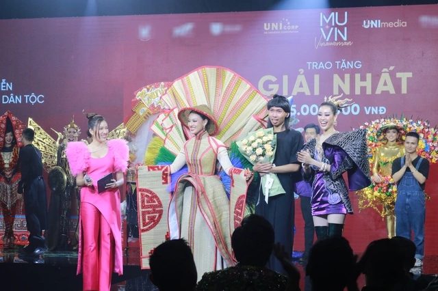   Tác phẩm giành chiến thắng tại đêm thi trang phục dân tộc của Hoa hậu Hoàn vũ Việt Nam 2022 (Ảnh: Phạm Sa).  
