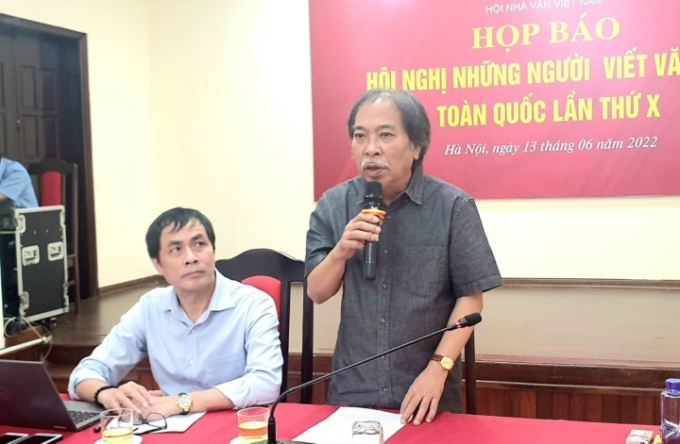   Ông Nguyễn Quang Thiều (phải) chia sẻ tại buổi họp báo.  