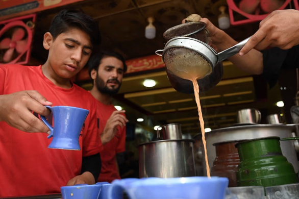 Bộ trưởng Pakistan kêu gọi người dân giảm uống trà để tiết kiệm tiền