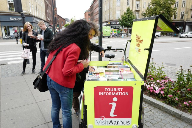   Tác giả tại quầy cung cấp thông tin cho du khách trên phố đi bộ Aarhus (Đan Mạch)  