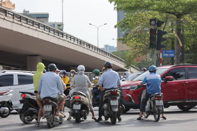 Tuy nhiên vẫn có một số bộ phận người dân tìm cho mình 'lối đi riêng' khi đi thẳng từ Nguyễn Trãi lên Tây Sơn. (Ảnh: Hoài Nam/Vietnam+)