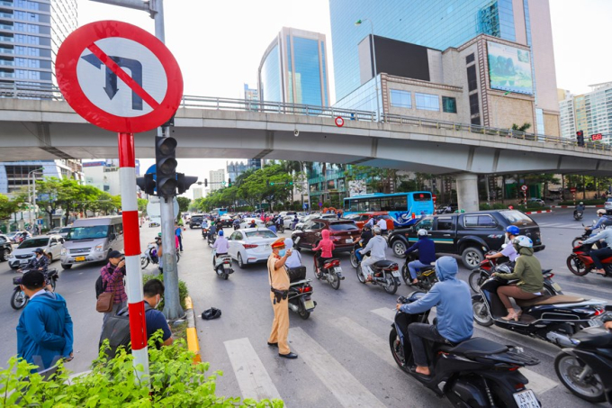 Các phương tiện giao thông cũng bị cấm rẽ trái và quay đầu sang đường Nguyễn Chánh. (Ảnh: Minh Sơn/Vietnam+)