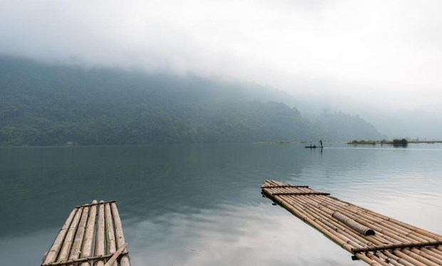    Hồ Ba Bể khoác trên mình vẻ hùng vỹ của núi non và rừng rậm rêu phong, cùng nét mềm mại của làn nước trong vắt. (Ảnh: CTV/Vietnam+)  