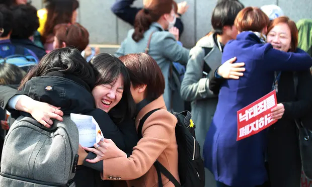 Một nhóm các nhà hoạt động kêu gọi bãi bỏ luật cấm phá thai vỡ òa cảm xúc trước quyết định của Tòa án Hàn Quốc. Ảnh: Yonhap / EPA