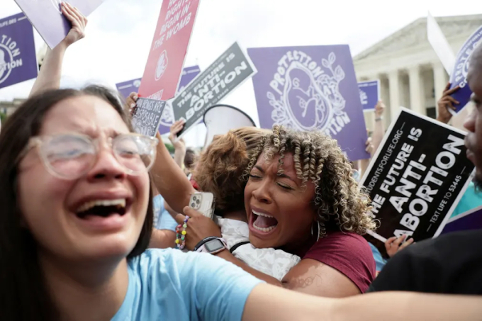 Thậm chí phụ nữ cũng phản đối phá thai và vui mừng bên ngoài tòa án tối cao Mỹ khi có quyết định của phán quyết. Ảnh: Evelyn Hockstein / Reuters