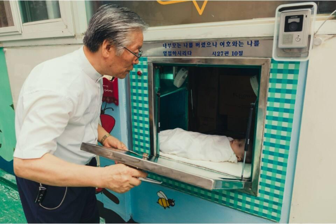   Ông Lee Jong-rak và chiếc “hộp em bé” – câu chuyện của ông đã từng được kể qua bộ phim tài liệu “The Dropbox” của đạo diễn Brian Ivie (2015)  