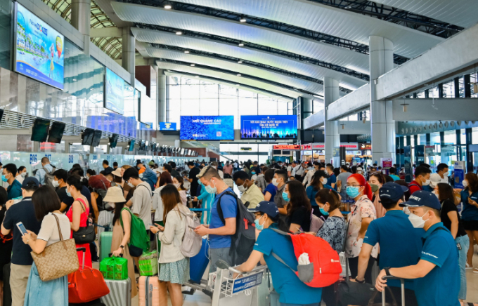 Hành khách xếp hàng lên tàu bay tại sân bay Nội Bài.