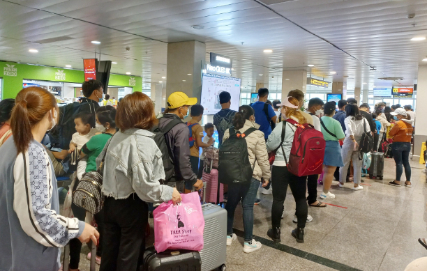           Hành khách xếp hàng lên tàu bay tại sân bay Tân Sơn Nhất, TP.HCM.          