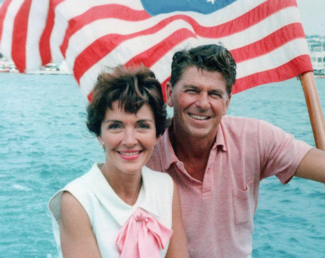  Nancy và Ronald Reagan trên tàu năm 1964  