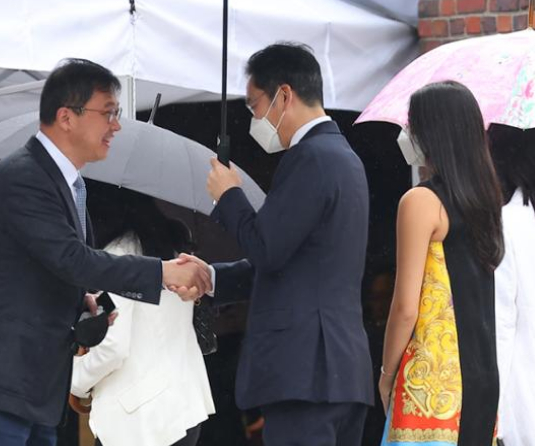   Cô xuất hiện bên cha của mình là phó chủ tịch Samsung Electronics Lee Jae Yong.  