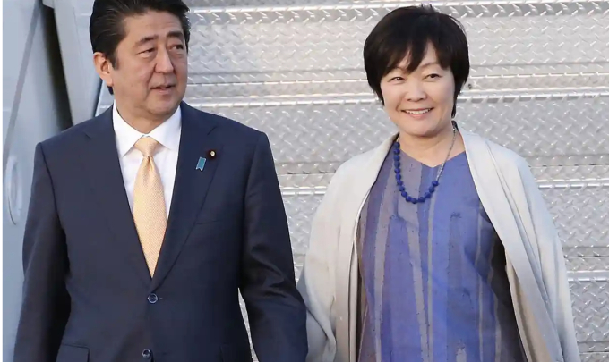 Vợ chồng cựu thủ tướng Nhật Bản Abe Shinzo. Ảnh: AP