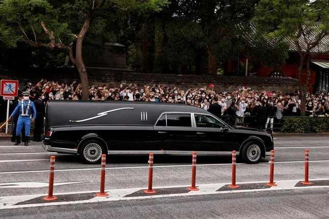           Xe chở linh cữu ông Abe đi qua trung tâm Tokyo. Ảnh: Reuters          