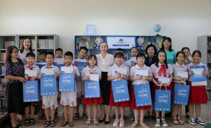 Bàn giao “Tủ sách xanh cho em” tại Trường Tiểu học Bãi Cháy, TP.Hạ Long, tỉnh Quảng Ninh.
