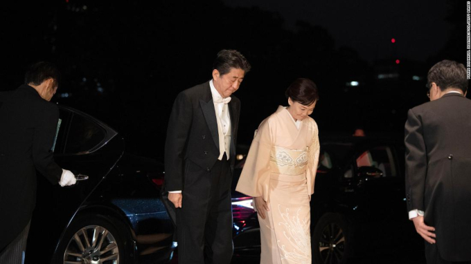 Ông Abe Shinzo và phu nhân Akie đến Cung điện Hoàng gia Tokyo nhân dịp lễ lên ngôi của Nhật hoàng Naruhito năm 2019. Ảnh: AFP