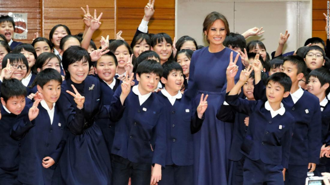 Bà Abe Akie cùng Đệ nhất Phu nhân Mỹ Melania Trump thăm trường tiểu học Kyobashi Tsukiji ở Tokyo năm 2017. Ảnh: AFP