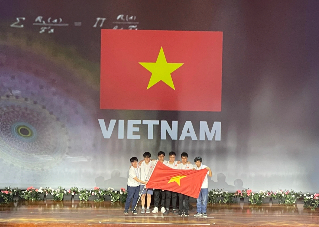   6/6 học sinh Việt Nam đều đoạt giải Olympic Toán học quốc tế năm 2022 (IMO 2022) tổ chức tại Nauy.  