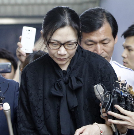   Cho Hyun-ah rời Tòa Thượng thẩm Seoul sau một phiên xử cáo buộc gián đoạn chuyến bay, năm 2015  
