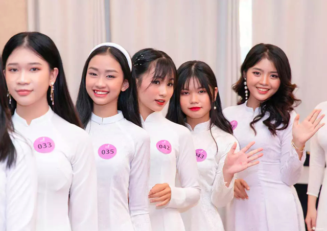   Các thí sinh ứng tuyển Hoa hậu thiếu niên Việt Nam.  