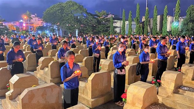   Đoàn viên thanh niên thắp nén tri ân tại các phần mộ liệt sỹ thuộc nghĩa trang liệt sỹ thành phố Quy Nhơn. (Ảnh: Tường Quân/TTXVN)  