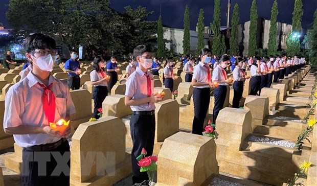   Học sinh thành phố Quy Nhơn tham gia thắp nén tri ân trên phần mộ các liệt sỹ tại nghĩa trang liệt sỹ thành phố Quy Nhơn. (Ảnh: Tường Quân/TTXVN)  