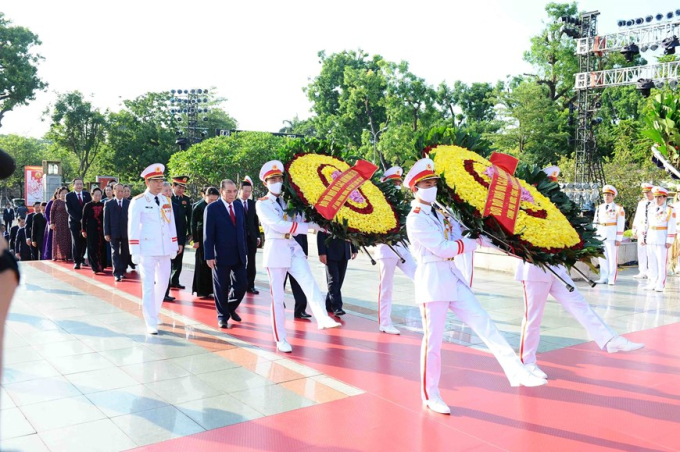 Đoàn lãnh đạo Đảng, Nhà nước đặt vòng hoa tại Đài tưởng niệm các Anh hùng liệt sỹ. (Ảnh: Minh Đức/TTXVN)