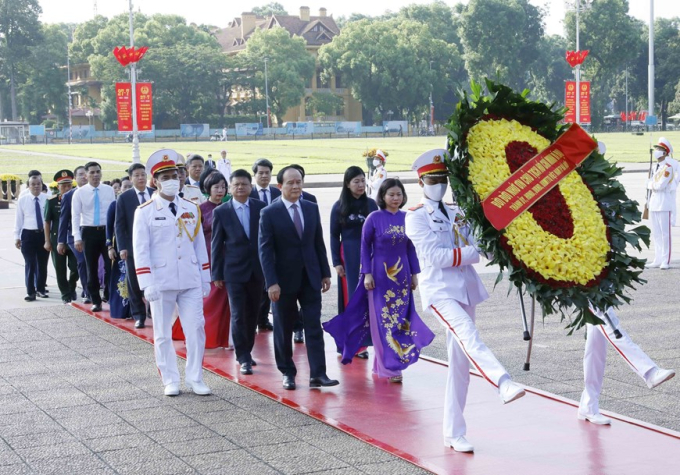 Đoàn đại biểu thành phố Hà Nội đặt vòng hoa và vào Lăng viếng Chủ tịch Hồ Chí Minh. (Ảnh: An Đăng/TTXVN)