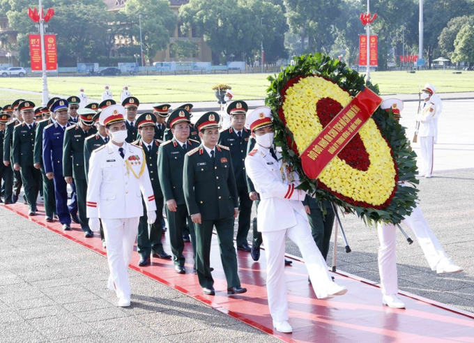 Đoàn đại biểu Quân ủy Trung ương và Bộ Quốc phòng đặt vòng hoa và vào Lăng viếng Chủ tịch Hồ Chí Minh. (Ảnh: An Đăng/TTXVN)
