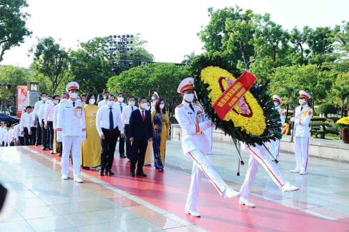 Đoàn Bộ Lao động-Thương binh và Xã hội đặt vòng hoa tại Đài tưởng niệm các Anh hùng liệt sỹ. (Ảnh: Minh Đức/TTXVN)