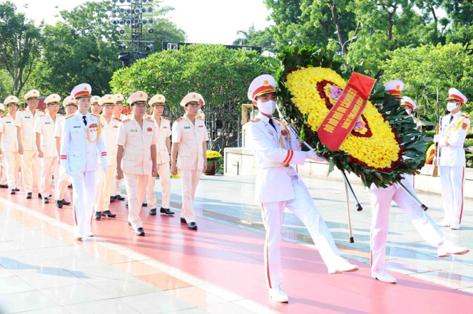 Đoàn đại biểu Đảng ủy Công an Trung ương và Bộ Công an đặt vòng hoa tại Đài tưởng niệm các Anh hùng liệt sỹ. (Ảnh: Minh Đức/TTXVN)