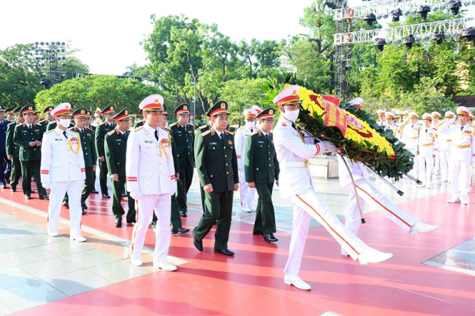 Đoàn đại biểu Quân ủy Trung ương và Bộ Quốc phòng đặt vòng hoa tại Đài tưởng niệm các Anh hùng liệt sỹ. (Ảnh: Minh Đức/TTXVN)