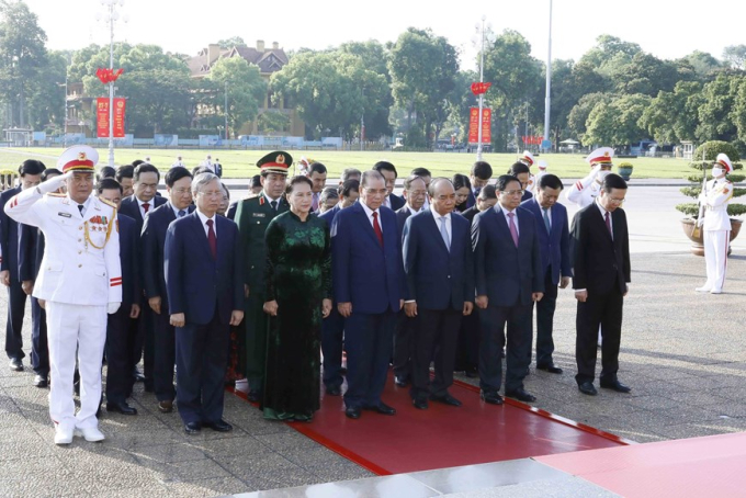 Lãnh đạo Đảng, Nhà nước tưởng niệm Chủ tịch Hồ Chí Minh. (Ảnh: An Đăng/TTXVN)