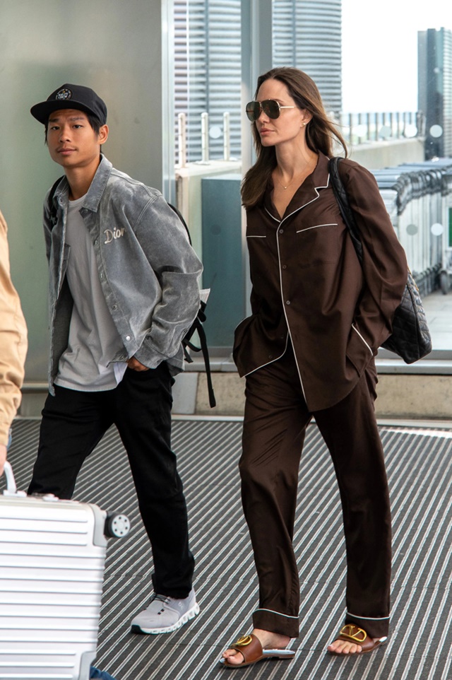   Angelina Jolie mặc đồ ngủ ra sân bay. Ảnh: Splash News  