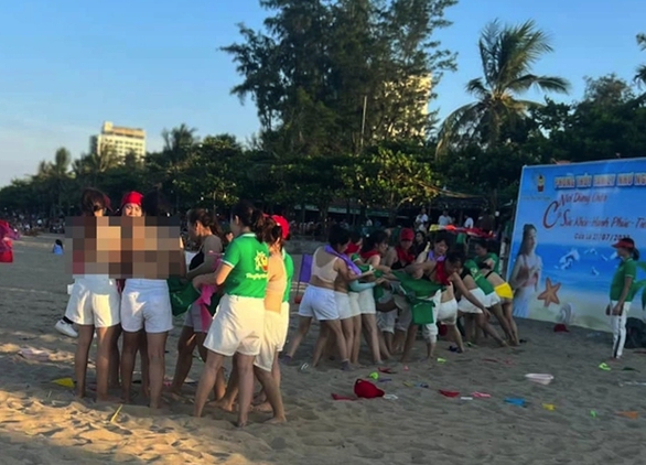 Nhóm du khách nữ chơi trò chơi phản cảm ở bãi biển Cửa Lò, Nghệ An.