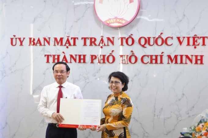   Bí thư Thành ủy TP.HCM Nguyễn Văn Nên trao quyết định điều động bà Tô Thị Bích Châu làm Bí thư Quận ủy Q.1  