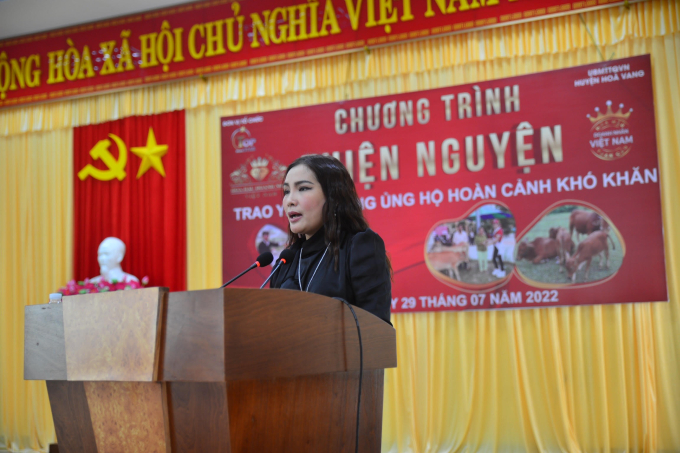Trưởng BTC – Th.S - Nhà báo Đặng Gia Bena phát biểu tại buổi lễ trao bò giống cho 22 hộ nghèo tại huyện  Hoà Vang, TP. Đà Nẵng.