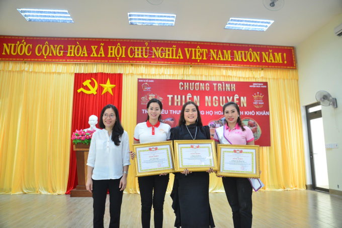 BTC Hoa hậu Doanh nhân Việt Nam Toàn cầu 2022 trao tặng bò giống cho người dân huyện Hòa Vang qua chương trình “hỗ trợ sinh kế”